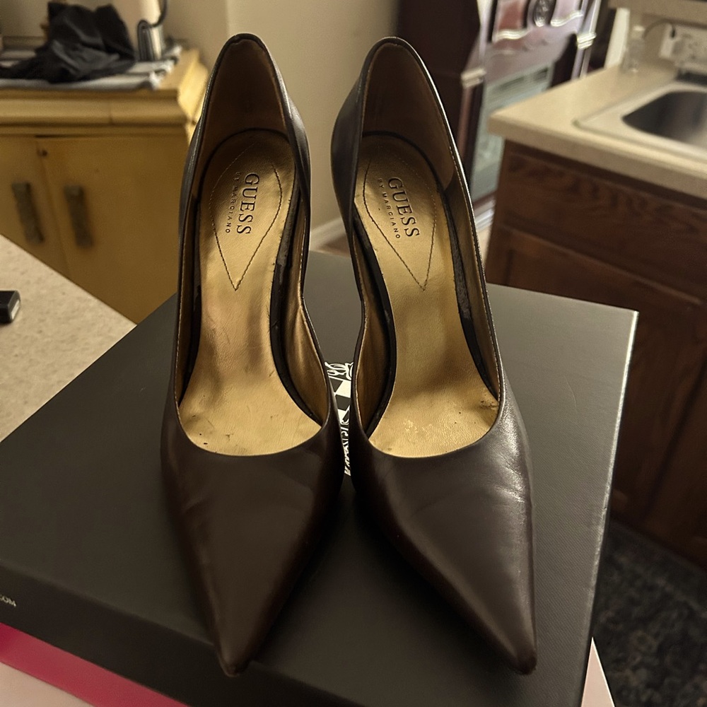 Used Guess pointy pumps